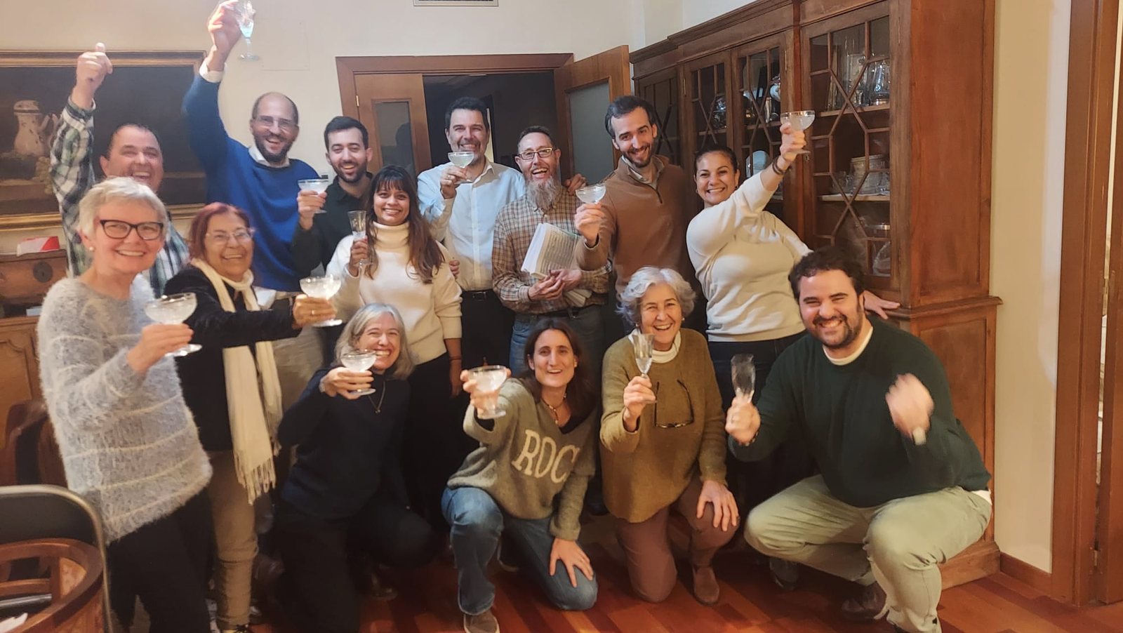 El equipo de fedatarios brinda con copas levantadas al superar las 500.000 firmas