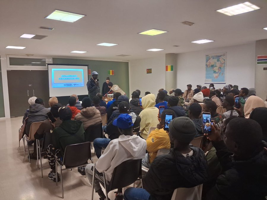 Sesión informativa del Proyecto Moussa de FCG en Almería sobre regularización extraordinaria 2026, dirigida a trabajadores migrantes en invernaderos